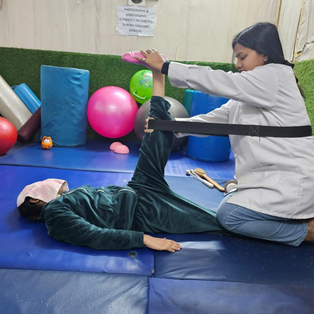 physitophay Special therapist providing rehabilitation therapy to a student with disabilities for improved mobility and sensory processing